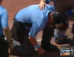 Juiz Dale Scott sofre com bolada em partida da MLB (Foto: Reprodução/Youtube)