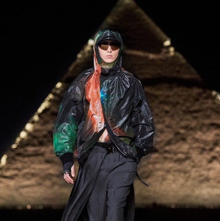 Óculos em desfile de Dior coleção outono/23, no Egito, remete a elementos cósmicos — Foto: Dior