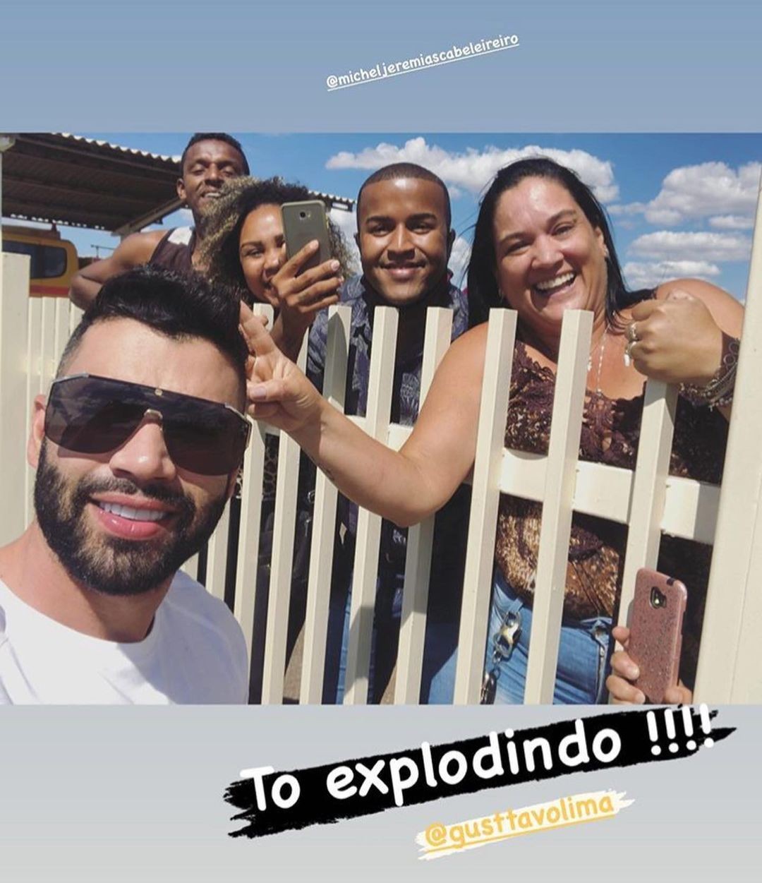 Gusttavo Lima posa com fãs em Minas (Foto: Reprodução / Instagram)