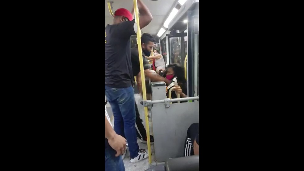 Mulher tentou voltar para dentro do ônibus e foi impedida com agressões, no Recife, na quinta (8) — Foto: Reprodução/WhatsApp