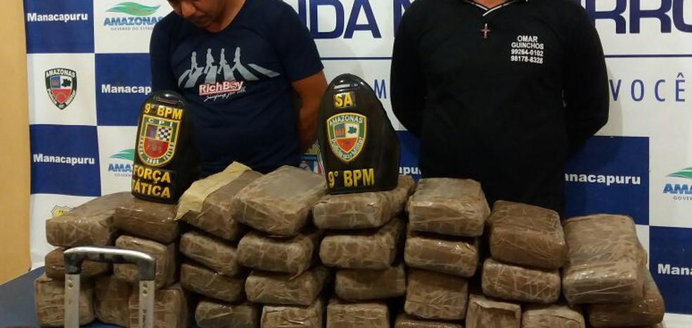 Drogas apreendidas com suspeitos em Manacapuru (Foto: Adauto Silva/Rede Amazônica)