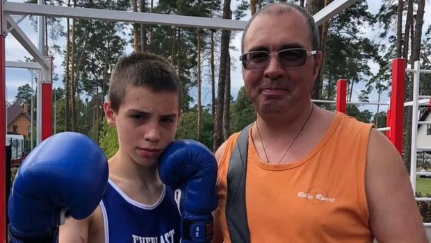 Yuriy e seu pai, Ruslan, estavam tentando obter ajuda humanitária quando um soldado russo os deteve (Foto: ARQUIVO PESSOAL via BBC)