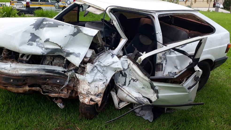 A motorista do veículo, de 25 anos, morreu na batida na noite de sábado (30), em Paranavaí. (Foto: Polícia Militar/Divulgação)