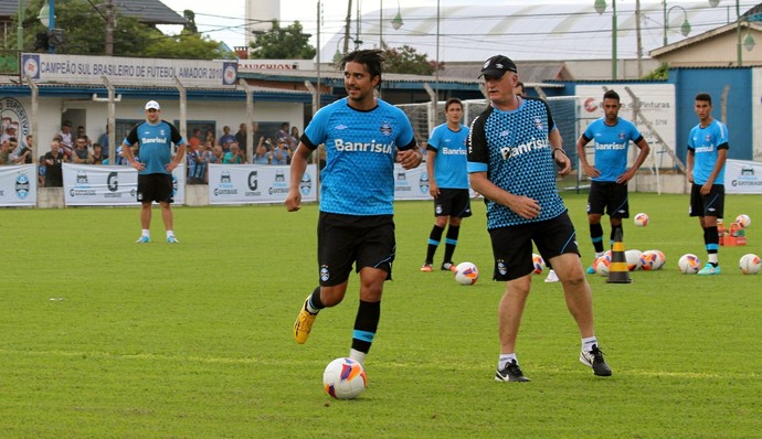Felipão exige muito e coloca até zagueiros em treino de finalizações