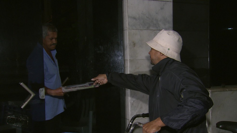 Arãao entrega jornais de madrugada em Boa Viagem, no Recife — Foto: Reprodução/TV Globo 