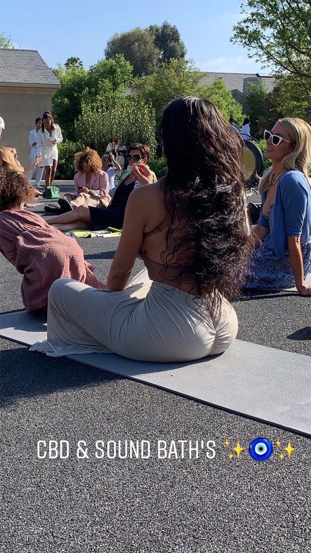 Kim Kardashian Faz Chá De Bebê Zen Com Meditação Ioga E Aromatizantes Quem Quem News 