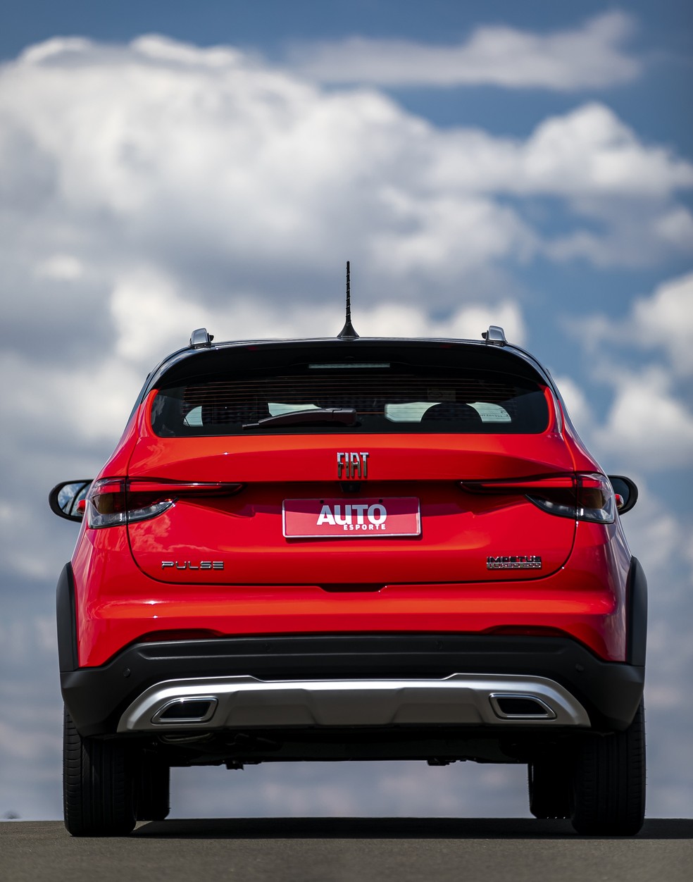 A tampa do porta-malas é nova e a Fiat diz que são 370 litros de capacidade. Porém o método de aferição não é o mais usado — Foto: Christian Castanho/Autoesporte