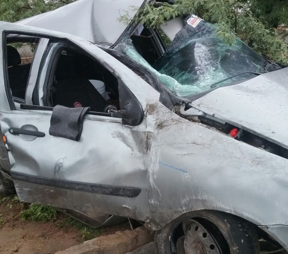 Carro capotou após motorista perder o controle do veículo (Foto: Sérgio Galindo/Divulgação)