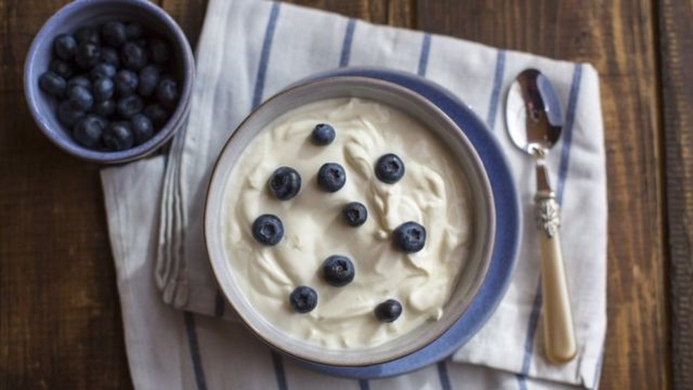 Psiquiatra nutricional recomenda consumo de iogurte natural e mirtilos — Foto: GETTY IMAGES/BBC