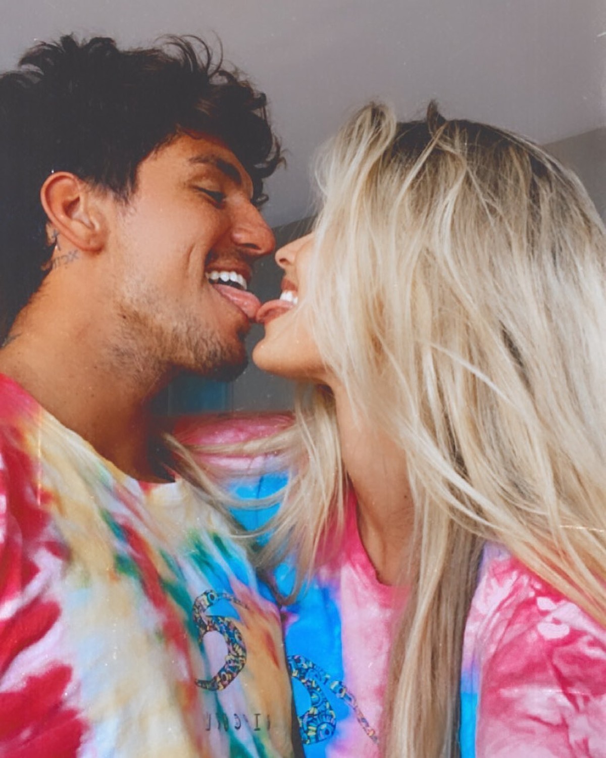 Yasmin Brunet e Gabriel Medina adotam filhotes durante a ...