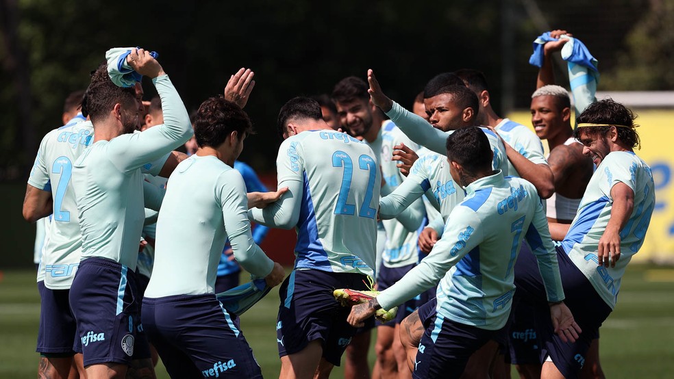 Jogadores do Palmeiras dão ovada em Piquerez — Foto: Cesar Greco