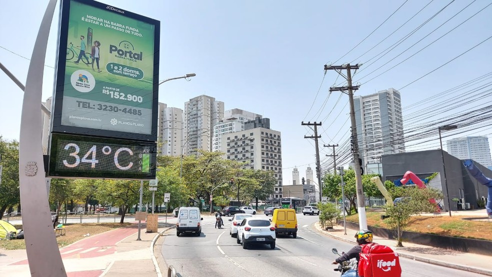 Termômetros marcam 34ºC no início da tarde no viaduto Antártica, Zona Oeste de São Paulo, nesta segunda-feira (5). — Foto: Rodrigo Rodrigues/G1 