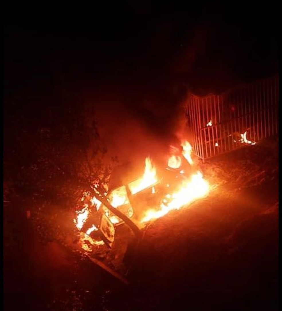 Veículo em chamas foi achado na BR-364  — Foto: Polícia Rodoviária Federal 
