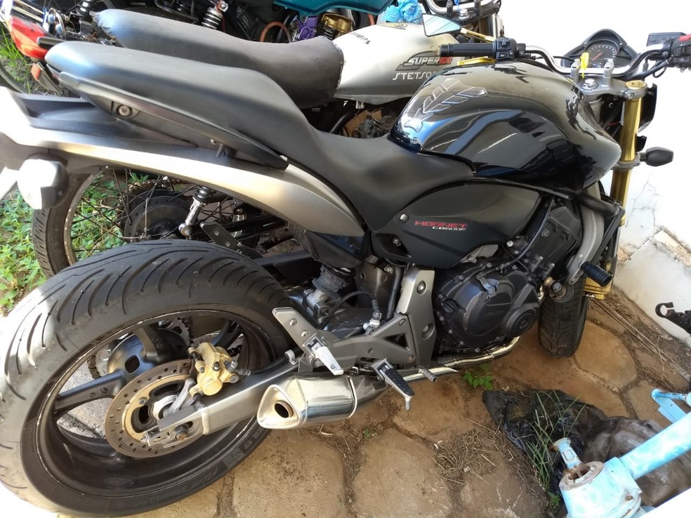 Carros de luxo e motocicletas foram apreendidos na operação — Foto: Stephanie Fonseca/G1