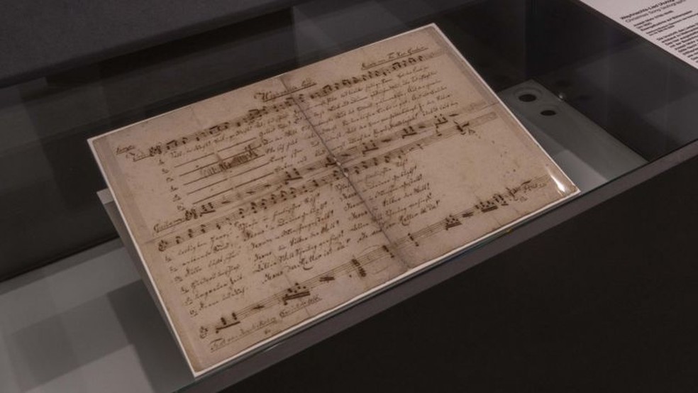 Documento com cifras e letras originais da música é exibido no museu de Salzburgo — Foto: SALZBURG MUSEUM via BBC