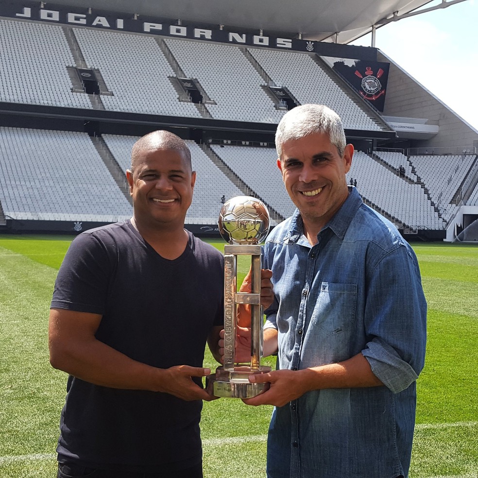 Marcelinho Carioca e Ricardinho posaram com a taça do Mundial de Clubes de 2000 (Foto: Divulgação / Corinthians)