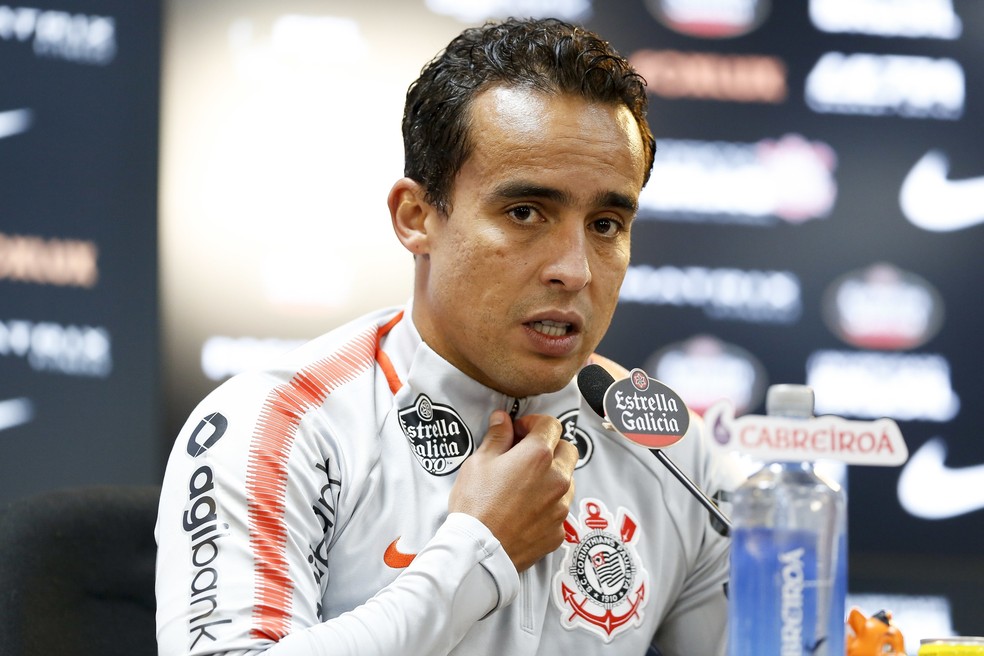 Jadson tem 34 anos e quatro títulos no Corinthians (Foto: Marco Galvão/Fotoarena/Estadão Conteúdo)