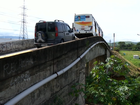 Estreito e com problemas estruturais, viaduto oferece riscos em Resende