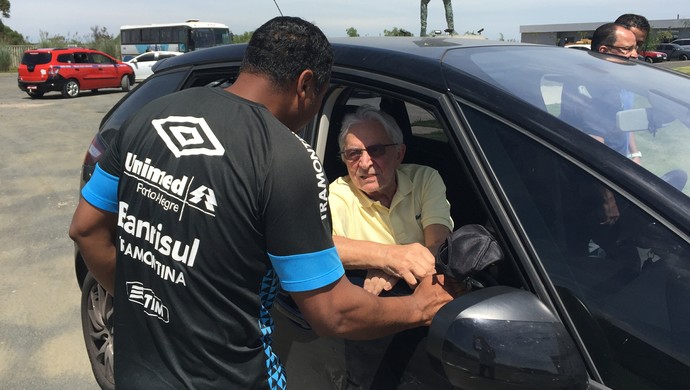 Após internação, ex-presidente Koff visita CT do Grêmio e abraça Roger