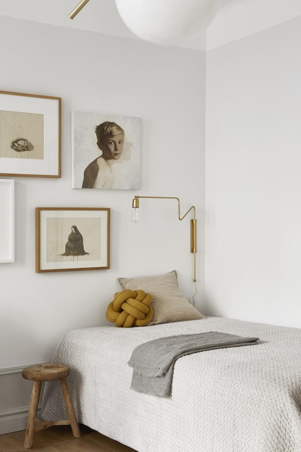 Décor do dia: branco e mostarda no quarto minimalista  (Foto: Reprodução)