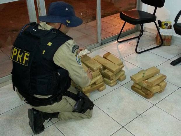 Droga apreendida foi encaminhada para a Delegacia da Polícia Civil do município. (Foto: Divulgação/PRF)