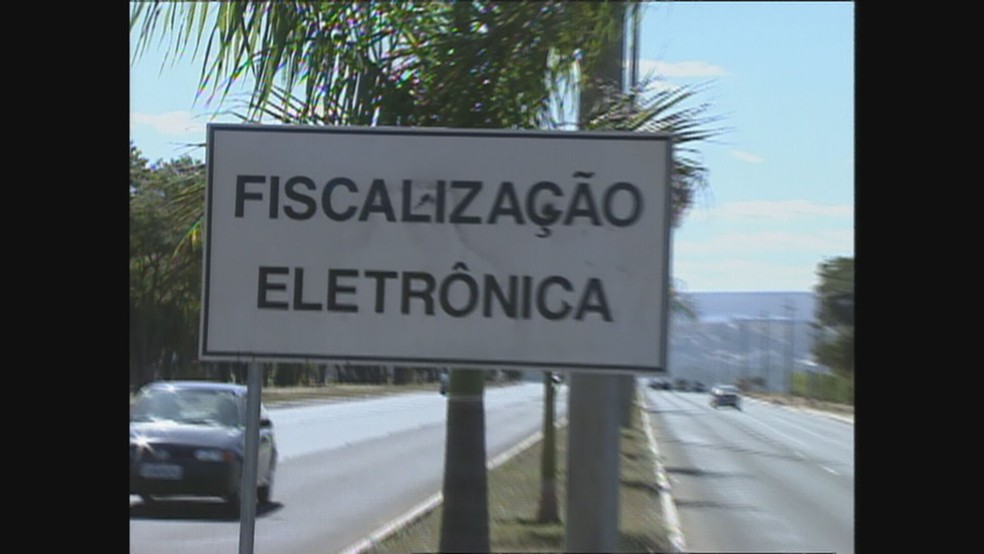 Placa alertando sobre fiscalização eletrônica, no DF — Foto: TV Globo/Reprodução