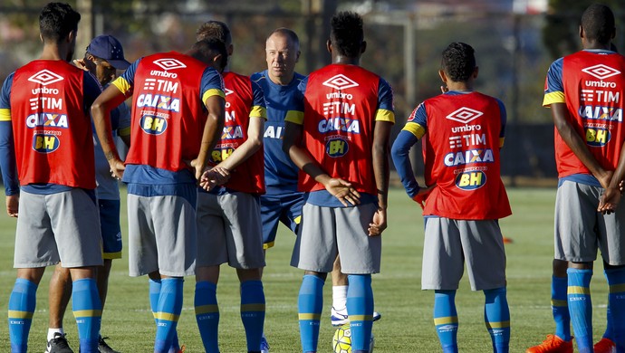 Com time pronto, Cruzeiro faz último treino antes do clássico de domingo