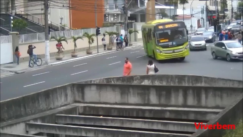 Homem cai de ônibus em Niterói — Foto: Reprodução/TV Globo