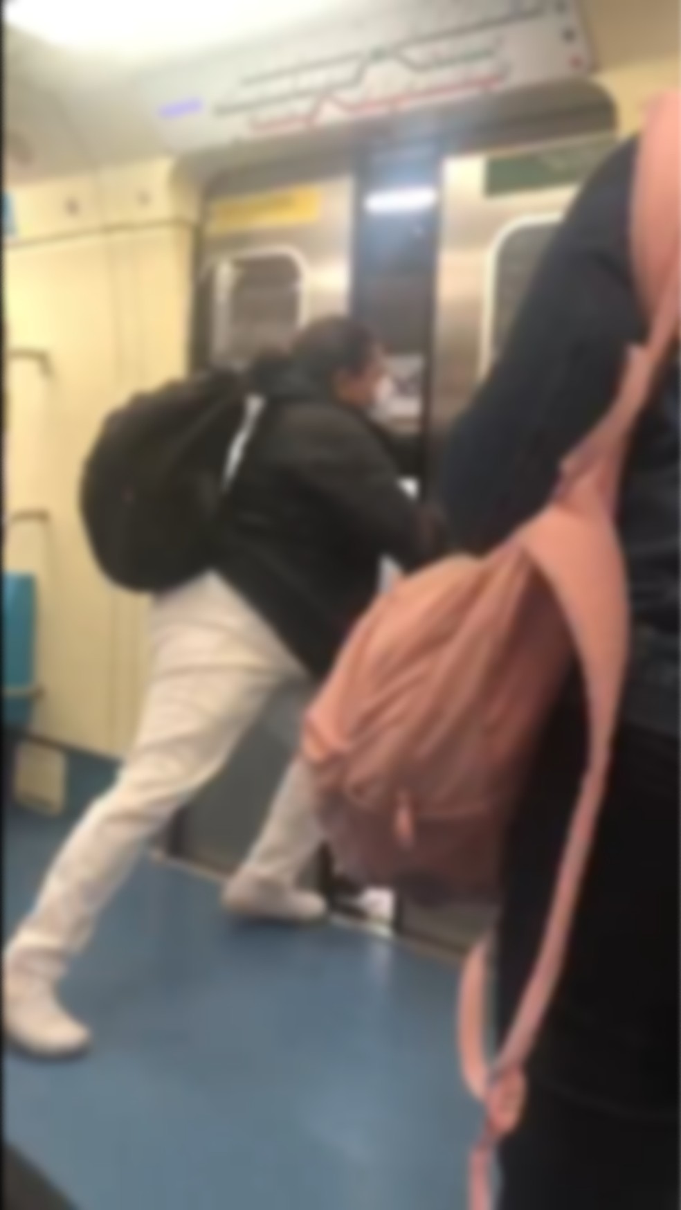Mulher sem máscara é expulsa de vagão por outra passageira no Metrô de São Paulo — Foto: Reprodução