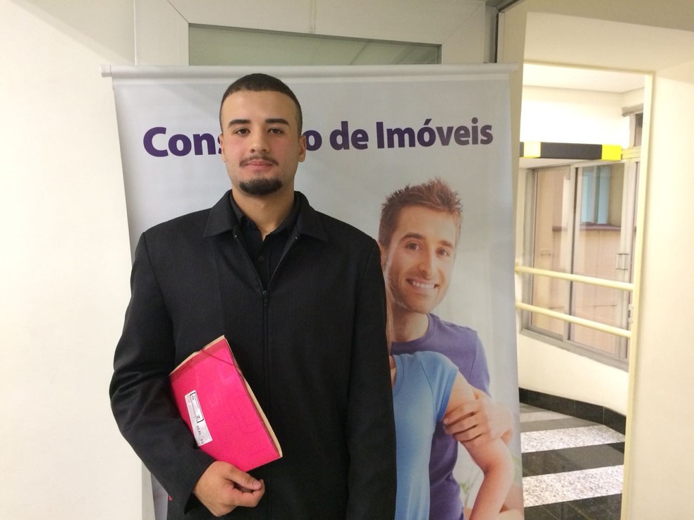 O estudante Gabriel Santana conseguiu agendar uma entrevista para vaga de vendedor no mutir&atilde;o de emprego em S&atilde;o Paulo (Foto: Marina Pinhoni/G1 )