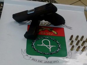 Pistola e munições foram apreendidas na ação (Foto: Divulgação/PRE)