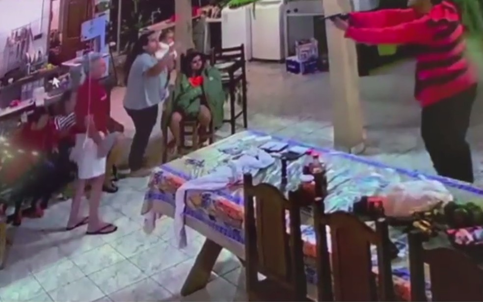 LadrÃ£o aponta arma para famÃ­lia em assalto a casa em CaiapÃ´nia GoiÃ¡s â Foto: ReproduÃ§Ã£o/TV Anhanguera