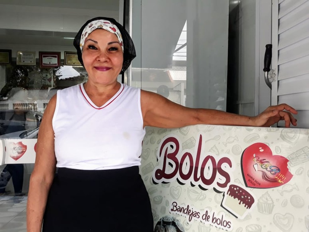 Maria, que hoje tem a própria loja, já chegou a vender doces em carrinho de praia improvisado com uma geladeira velha e rodas de bicicleta — Foto: Liliane Souza/G1 Santos