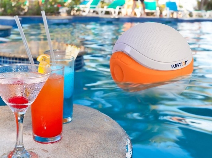 Caixa de som Bluetooth flutua na ?gua da piscina (Foto: Divulga??o/Ivation)