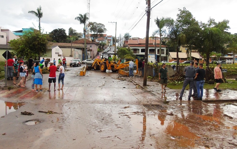 Prefeitura de Pardinho (SP) limpa lama das ruas após estragos da chuva — Foto: Divulgação