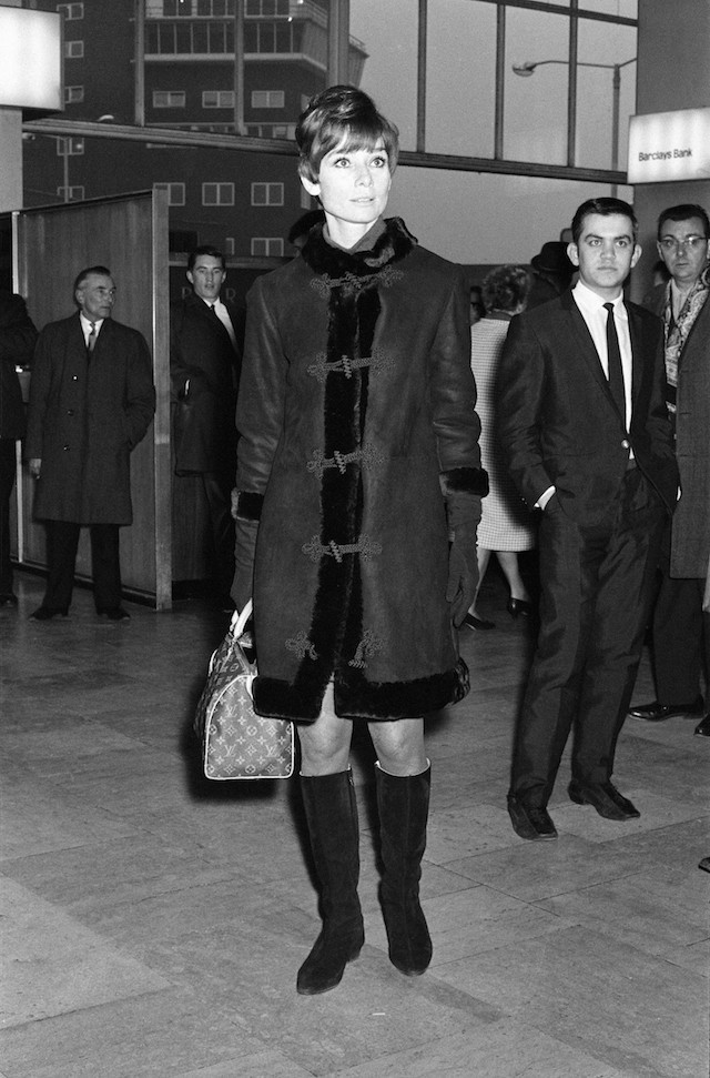 Audrey Hepburn e sua Speedy, em 1966 (Foto: Getty Images)
