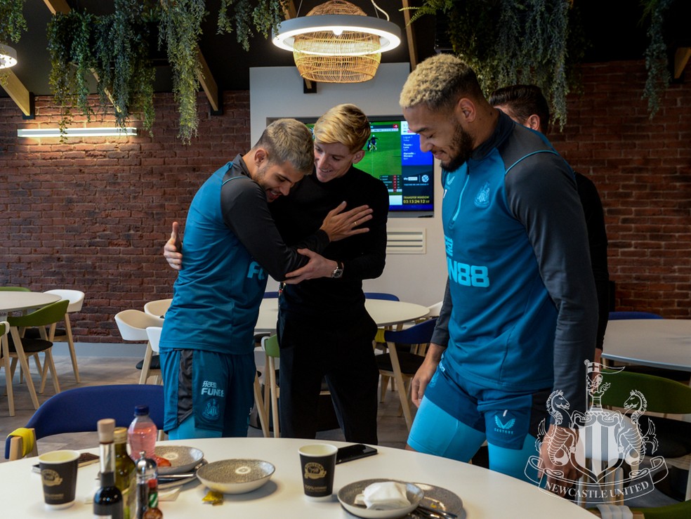 Anthony Gordon conhece os brasileiros do Newcastle, Bruno Guimarães e Joelinton — Foto: Divulgação / Newcastle FC