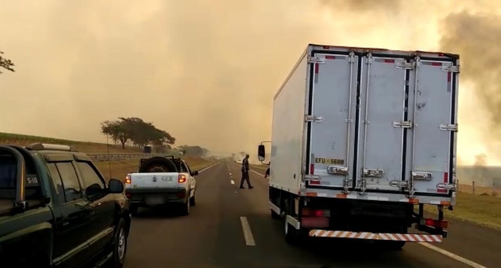 Rodovia precisou ser interditada entre Bento de Abreu e Valparaíso — Foto: Arquivo Pessoal 