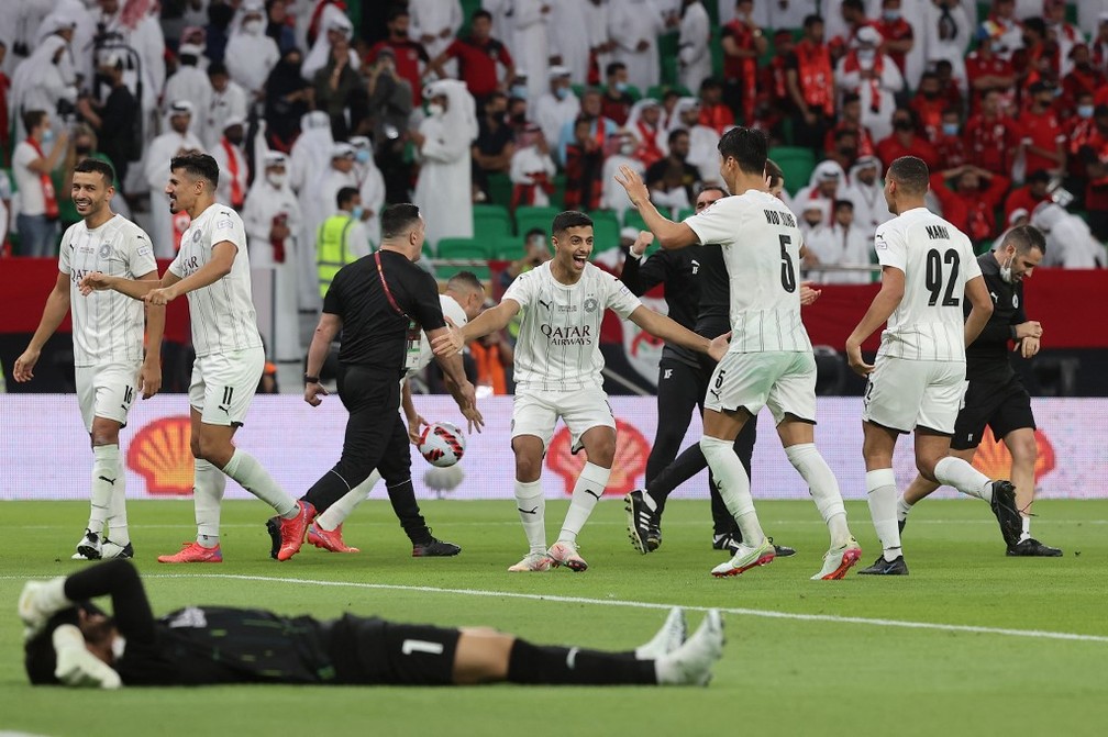 Jogadores do Al-Sadd comemoram o título da Copa do Emir sobre o Al-Rayyan — Foto: AFP