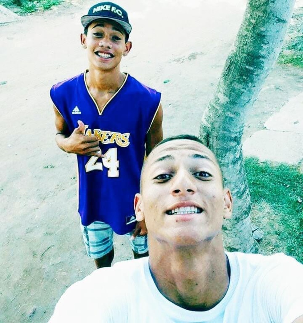 Pedro e Richarlison, amigos de infância, em Nova Venécia  — Foto: Arquivo pessoal