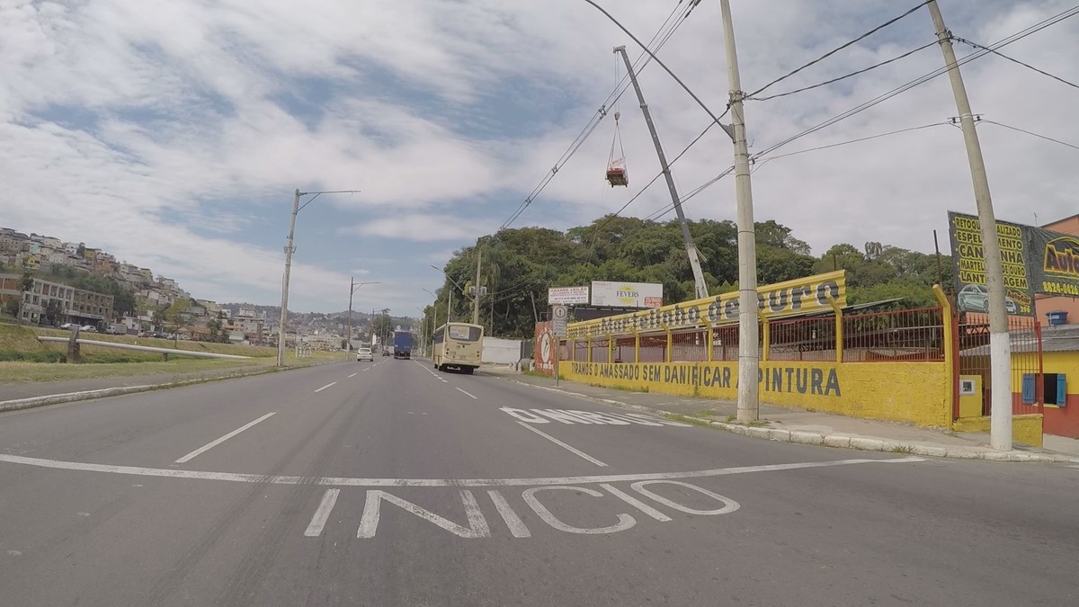 Cerca de 50 veículos são autuados por trafegar em faixa exclusiva na Avenida Brasil em Juiz de