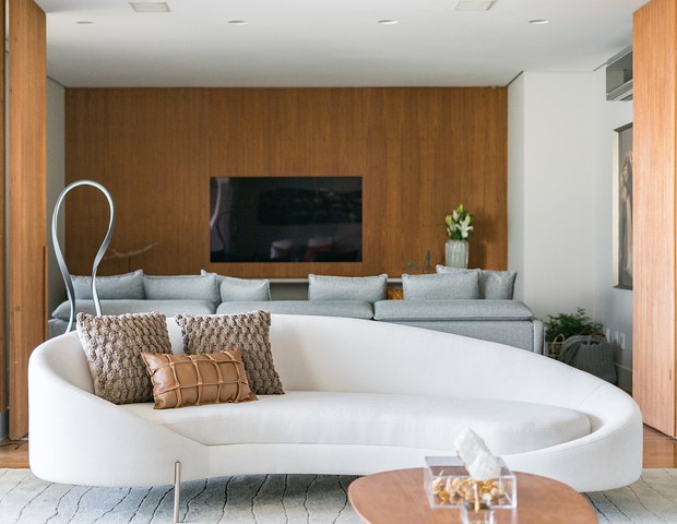 Apartamento de 250 m² exibe varanda e churrasqueira anexadas à sala de estar (Foto: Kadu Lopes )