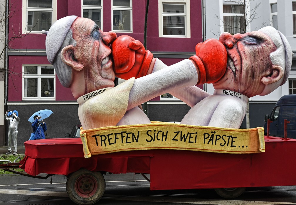 Carro alegórico no Carnaval de Duesseldorf, na Alemanha, com a imagens dos papas Bento e Francisco lutando — Foto: Martin Meissner/AP