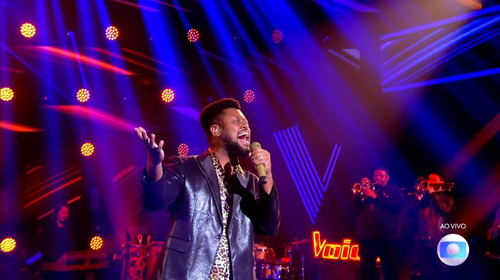 Hugo Rafael canta na Final do 'The Voice Brasil' — Foto: Globo