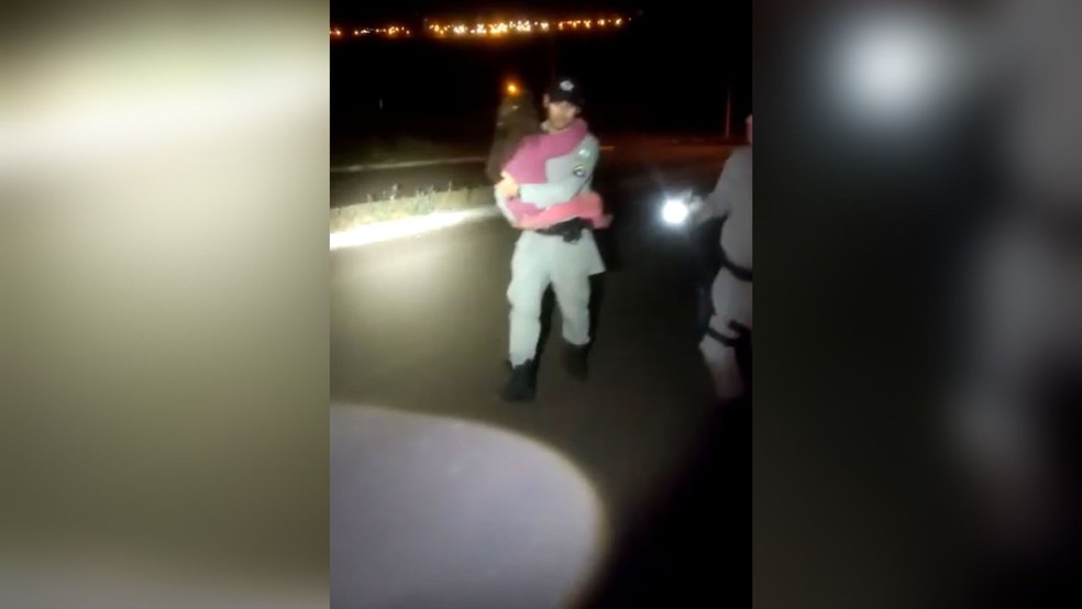 Policiais encontram menina em mata de Jataí — Foto: Divulgação/PMGO