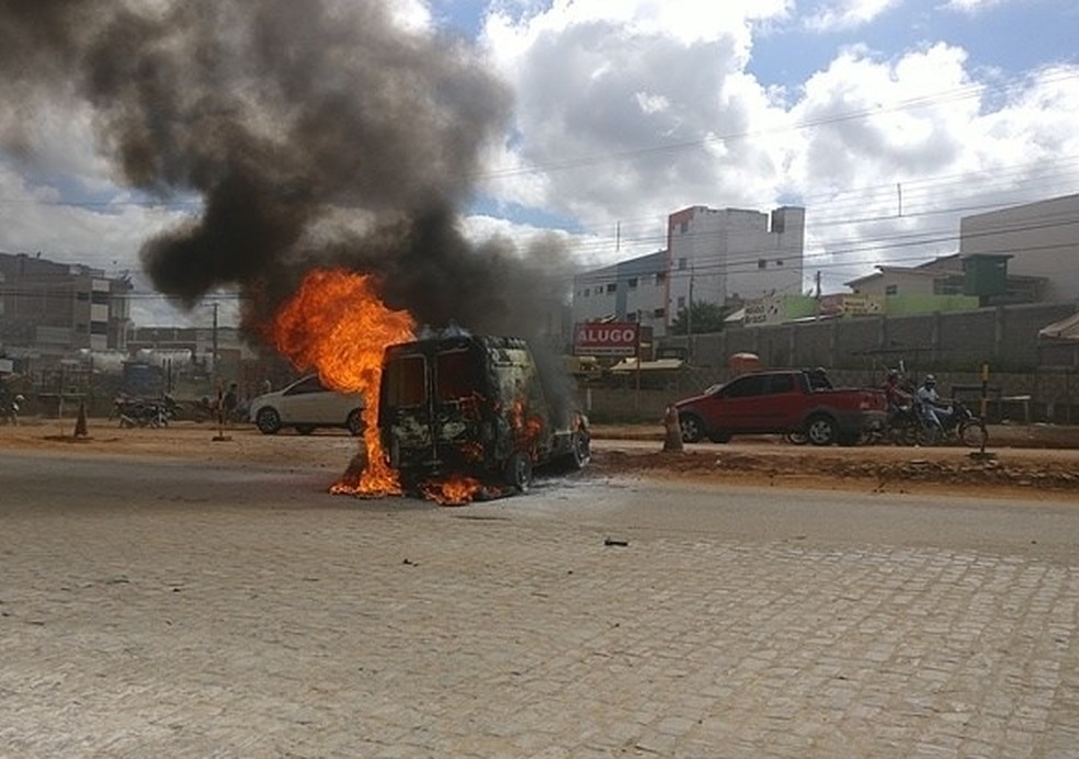 Carro pega fogo em posto de gasolina (Foto: Ney Lima/DivulgaÃ§Ã£o)