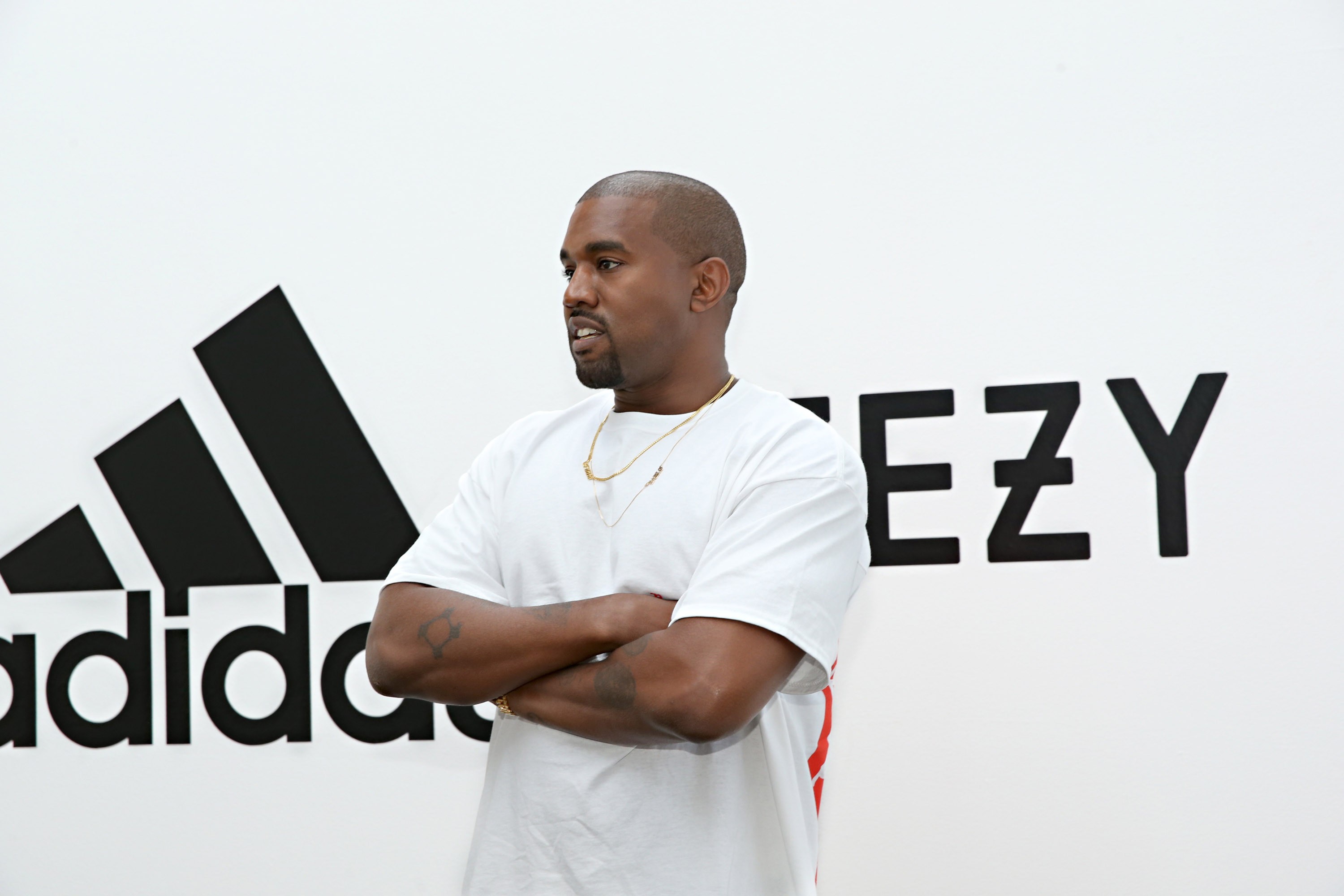 Kanye West em coletiva de imprensa da Yeezy X Adidatas (Foto: Getty Images)