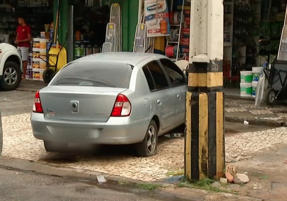 Pneu de veículo foi secado durante confusão por vaga de estacionamento (Foto: TV Verdes Mares/Reprodução)