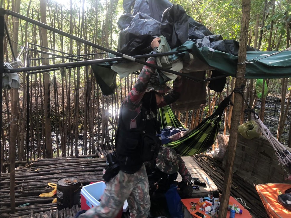 Acampamento usado por criminosos em mangue às margens do Rio Ceará, na altura do Bairro Tabapuazinho, em Caucaia, é desativado pela PM. — Foto: Polícia Militar/ Divulgação