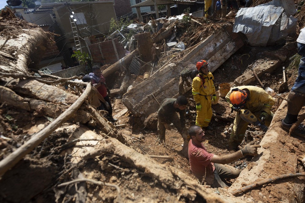 Deslizamento em São Sebastião — Foto: Maria Isabel Oliveira/ Agência O Globo
